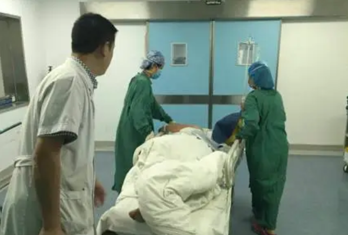 17年前，与瘫痪父亲相依为命，高考763分的广西女孩，现状如何？