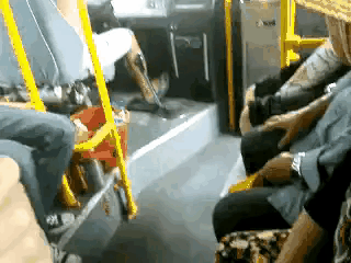 爸，你旁边的叔叔好帅，爸爸：这是你妈，网友当场笑喷了，哈哈哈