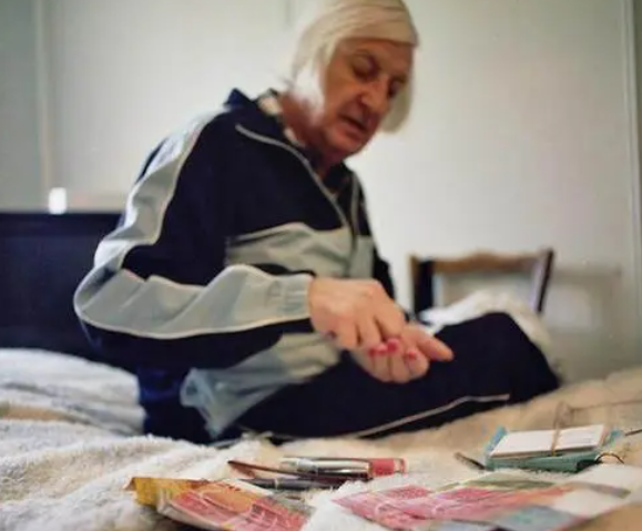 真实故事:美国34岁男子怀孕生女,和2个妻子生下3个孩子,现况如何