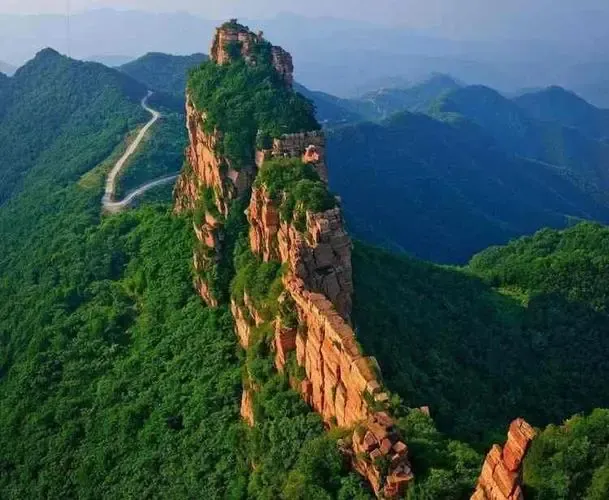我的家乡位于世界第八大奇迹人工天河红旗渠的故乡——河南林县的一个乡下小镇