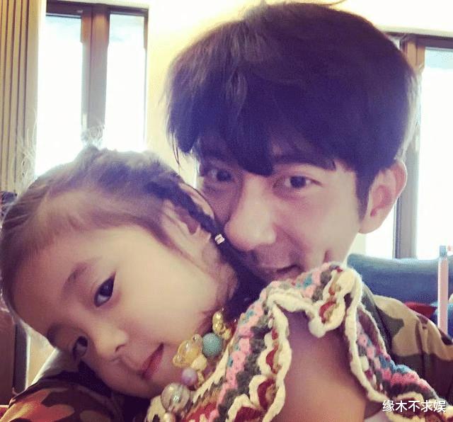 修杰楷掌镜为俩女儿拍照，呆萌波妞惹人爱，7岁咘咘是真漂亮