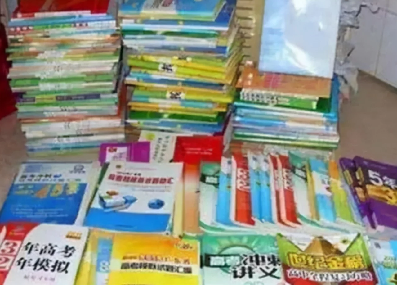 女儿考上清华大学，妈妈打扫女儿房间，意外看到一堆东西却沉默了