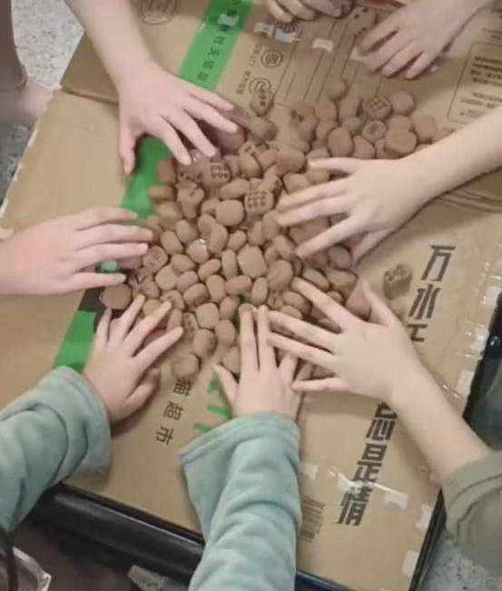 西安某高校封校后，女大学生在宿舍自制麻将玩，网友：幺鸡在C位