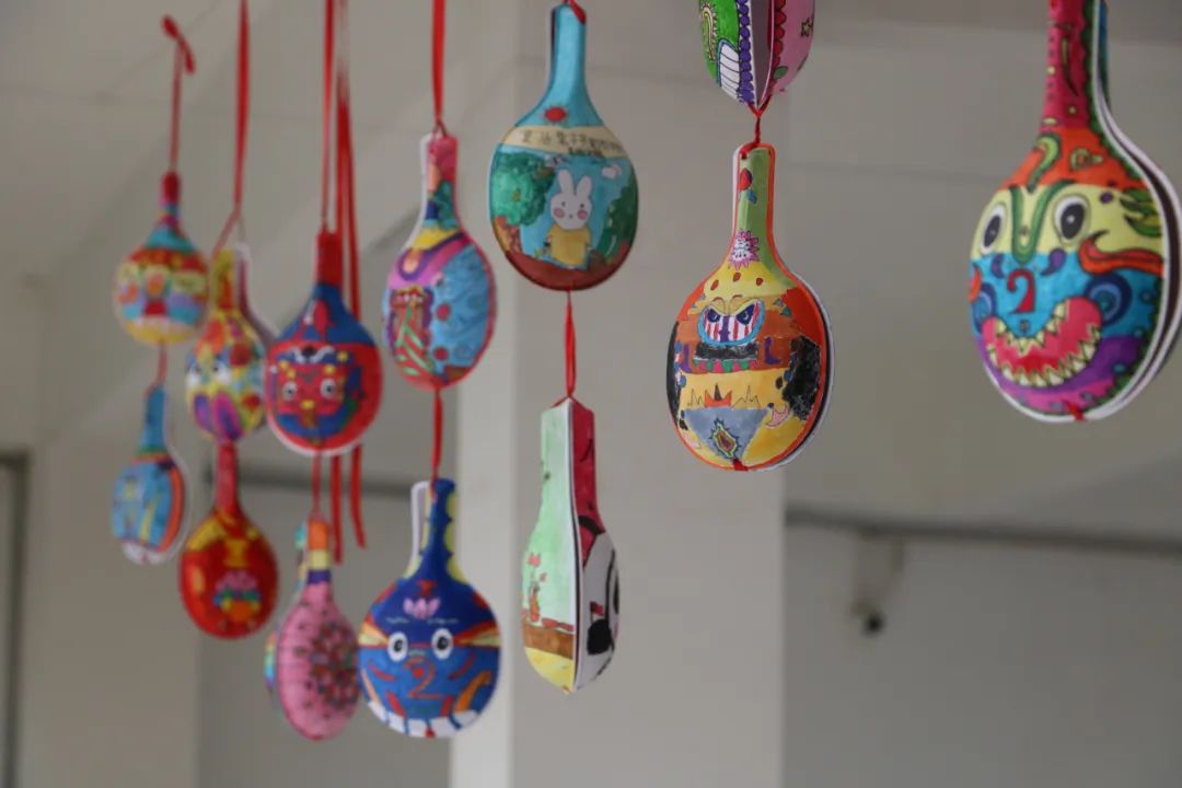 连接梦想，缤纷童年｜双流区实验小学外国语学校举行美术社团展览