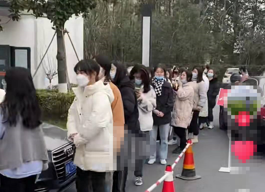 雪梨公司被投诉后仍捞金！大办清仓似批发市场，现场人挤人排长队