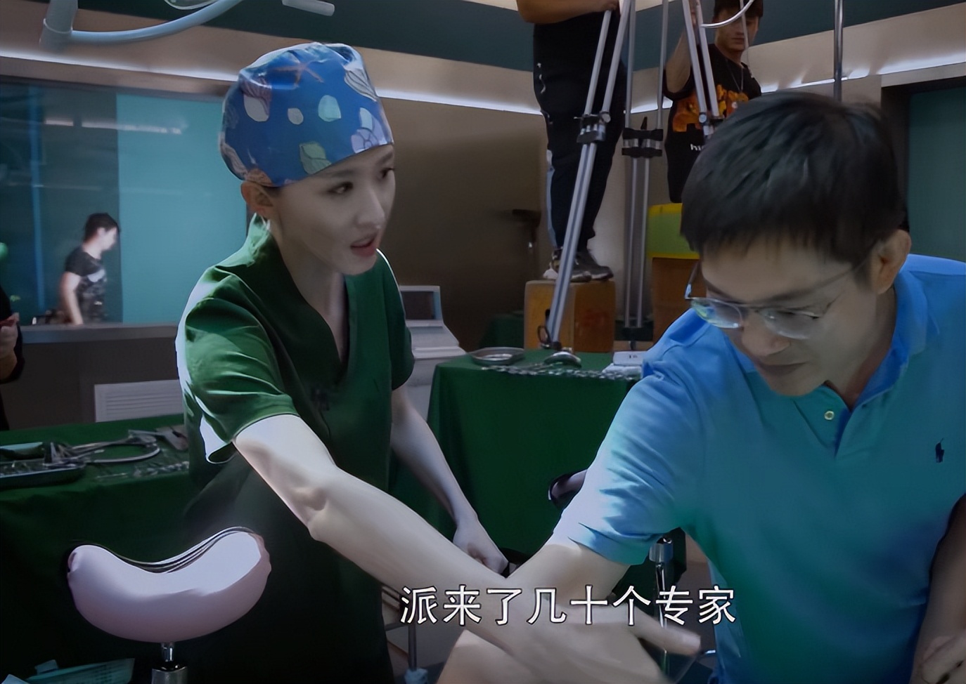 播出2集，收视率爆了！秦岚一出手，就给央视带来了“王炸”