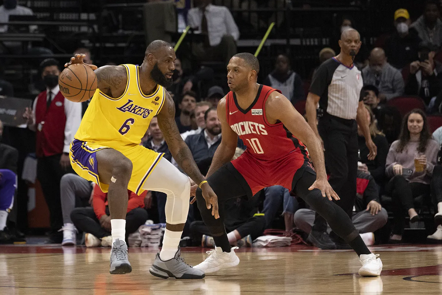 为什么nba最后都不敢投球(詹姆斯最后不敢投？谁注意到上个回合？赛后詹姆斯谈到2点)