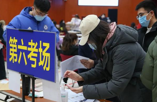 研究生宿舍走红，完美诠释简易版“上床下桌”，读研的学生沉默了
