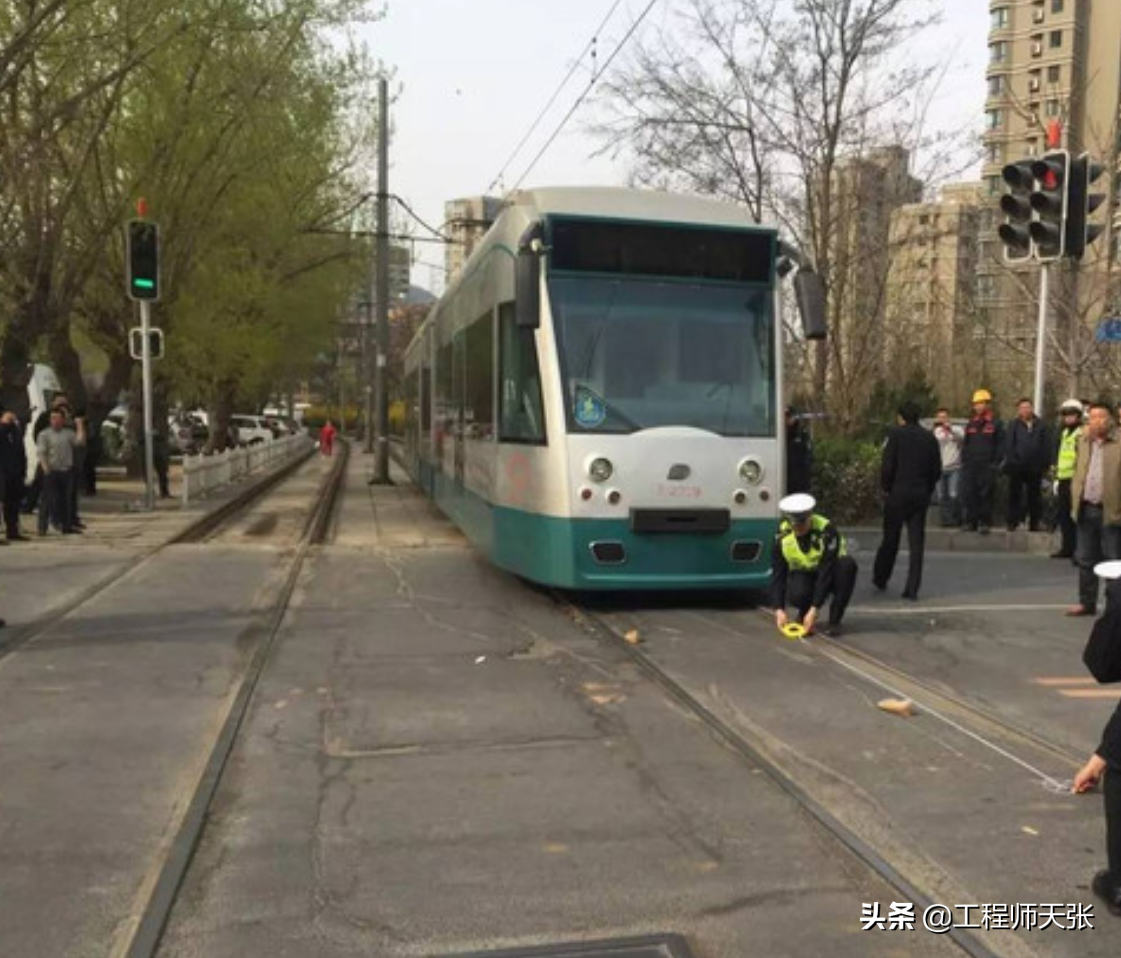 突发！大连有轨电车先后与2辆电车相撞致多人受伤，深度了解一下