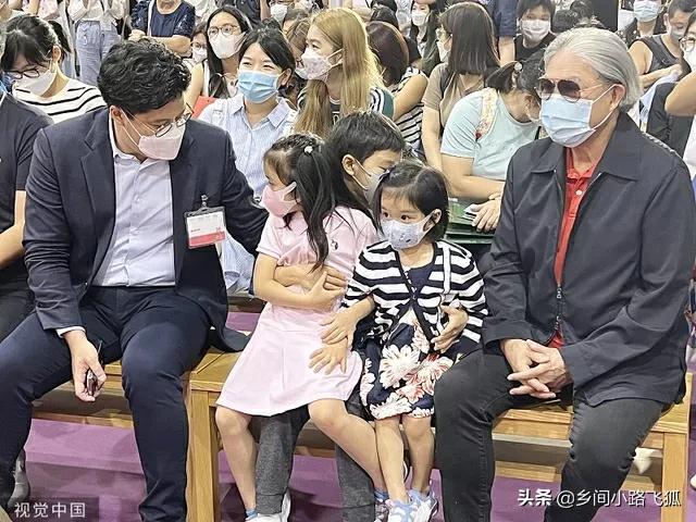 郭晶晶出席书展活动 霍家爷孙三代到场支持其乐融融