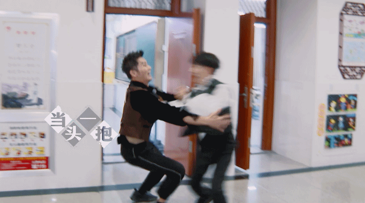 综艺《奔跑吧》最新一期来啦！有精彩的撕名牌大战哦