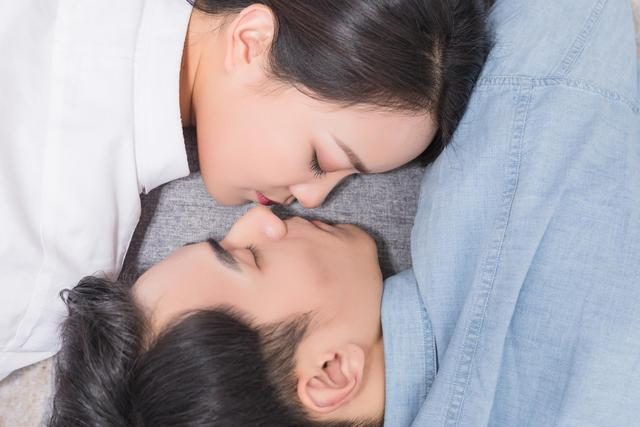 男人爱不爱你，他的身体语言最诚实，骗不了人