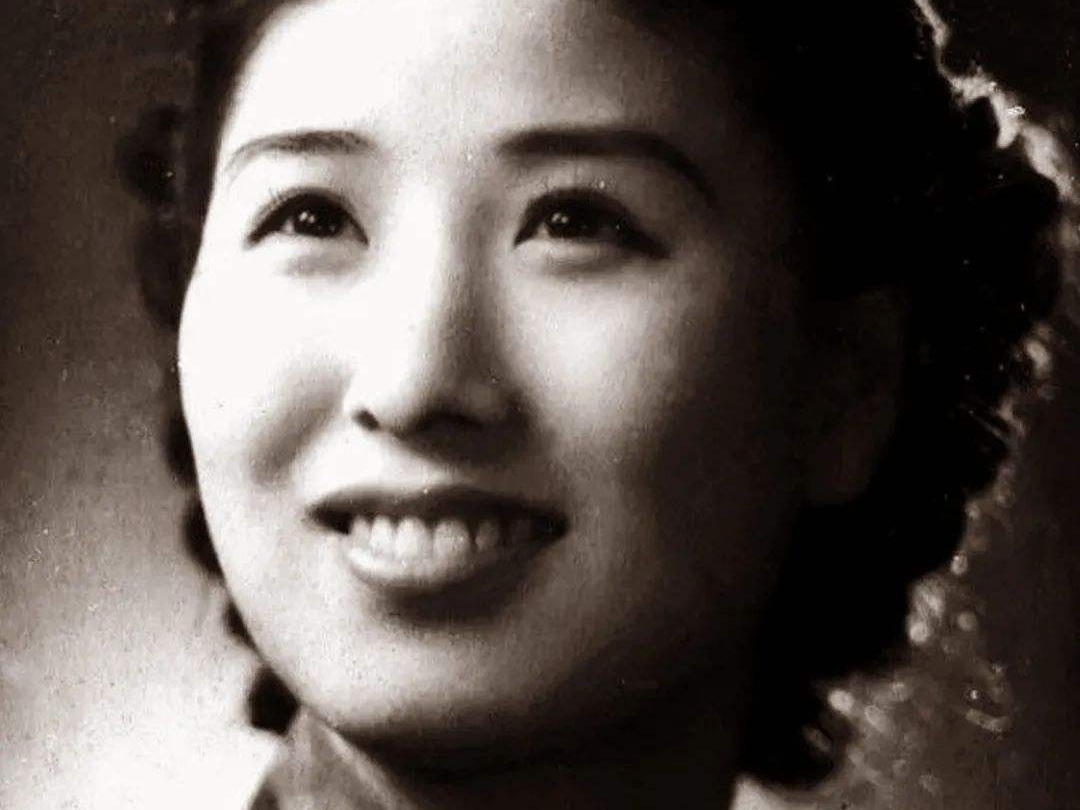 1939年12月21日，上海名媛郑苹如正在皮草行挑大衣
