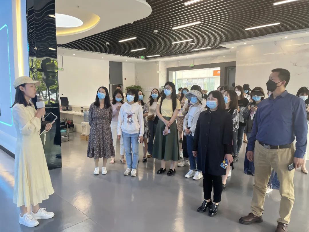 双流区实验小学外国语学校全体教师受邀到区融媒体中心参观学习