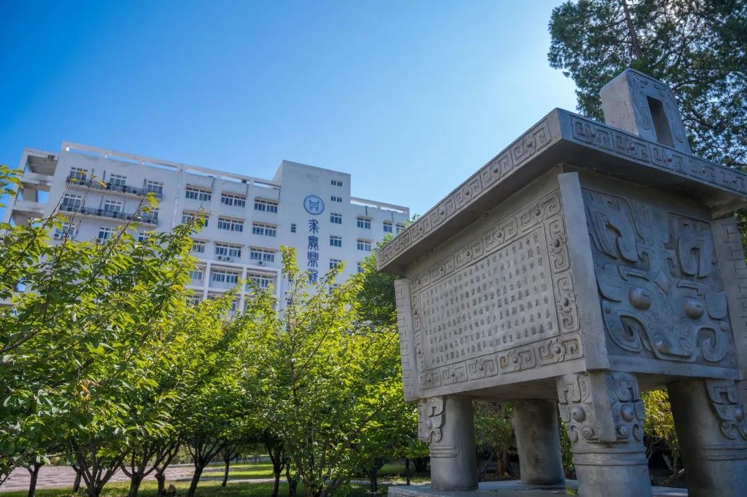 北京高校“超忙”课表曝光！早八晚九，一周40多个课时！网友：不愧是名校！