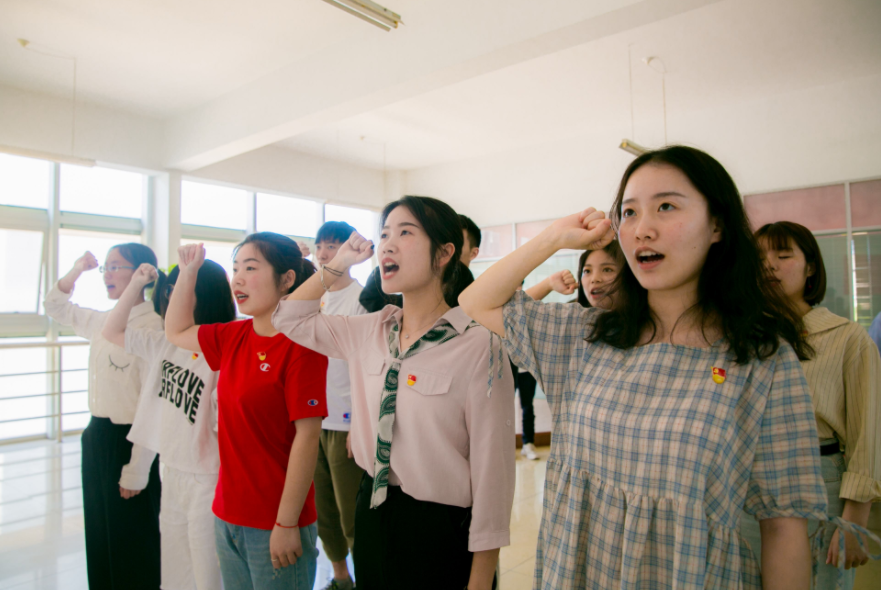 大學生入黨的決定權在這2人手里，與成績無關？大四學姐說出真相