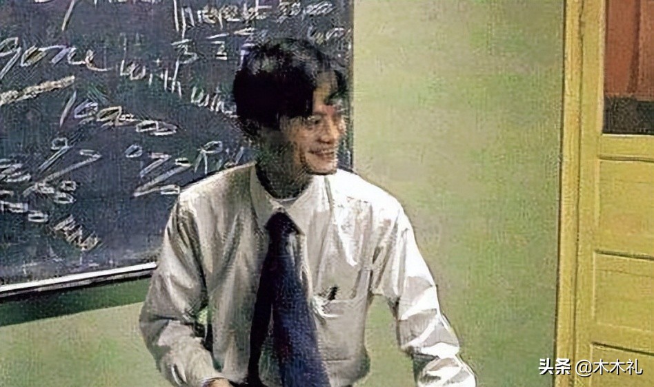 马云24岁大学毕业，在大学教英语6年，30岁创立海博翻译社