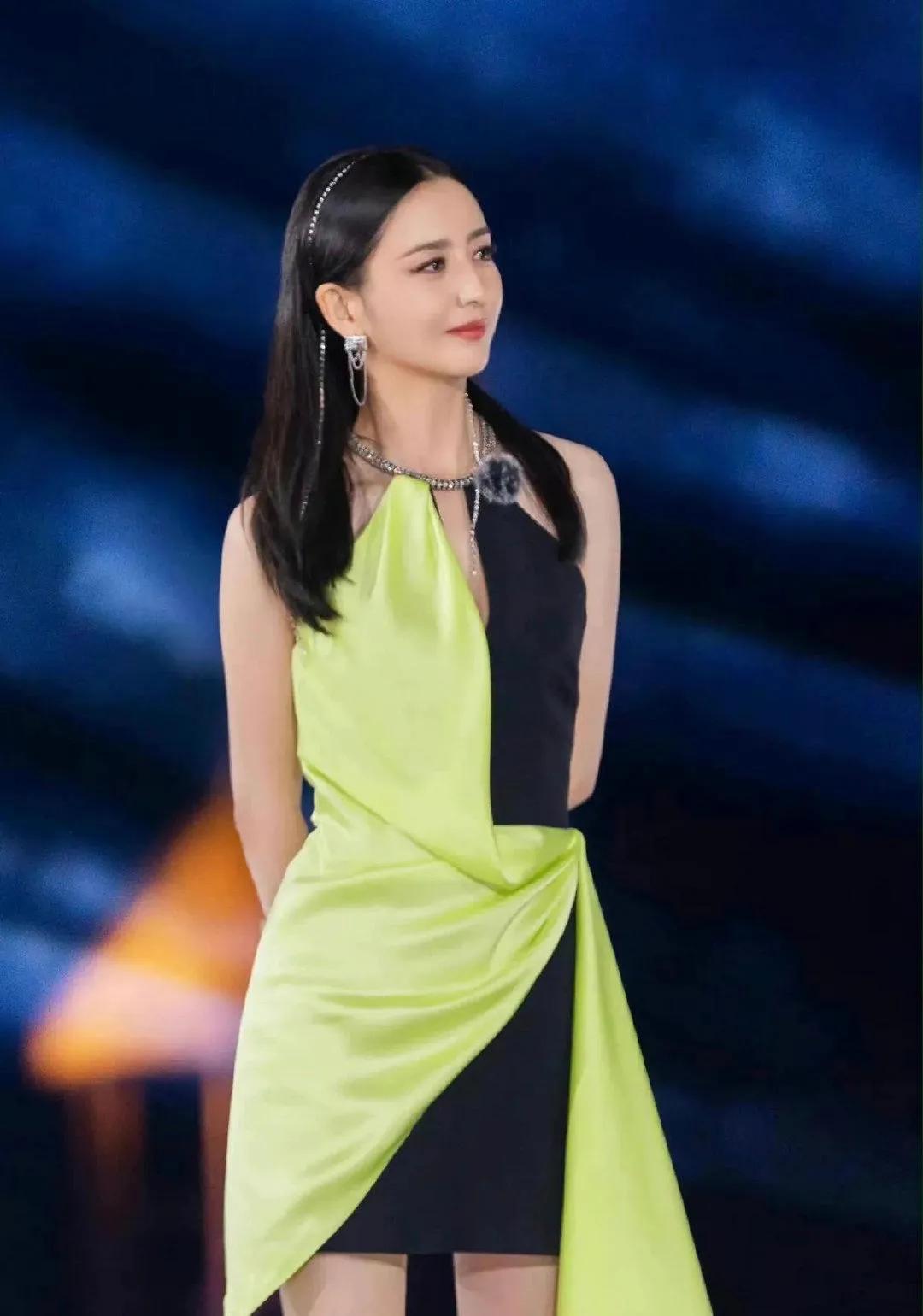 撞衫不可怕！吴谨言对佟丽娅说：“姐，咱俩撞衫撞的好啊！”