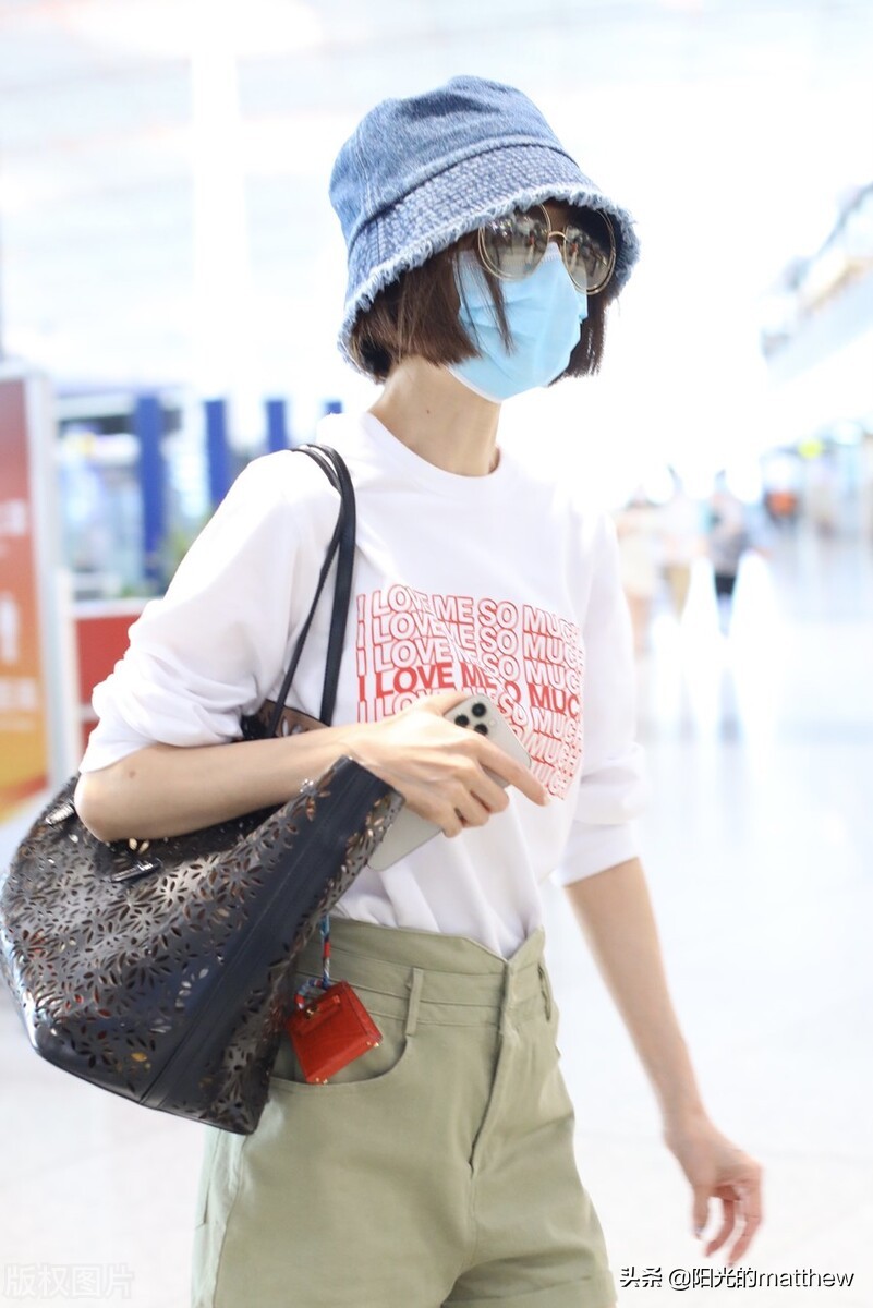 街拍：鲁豫白色字母T恤+军绿色短裤随意休闲