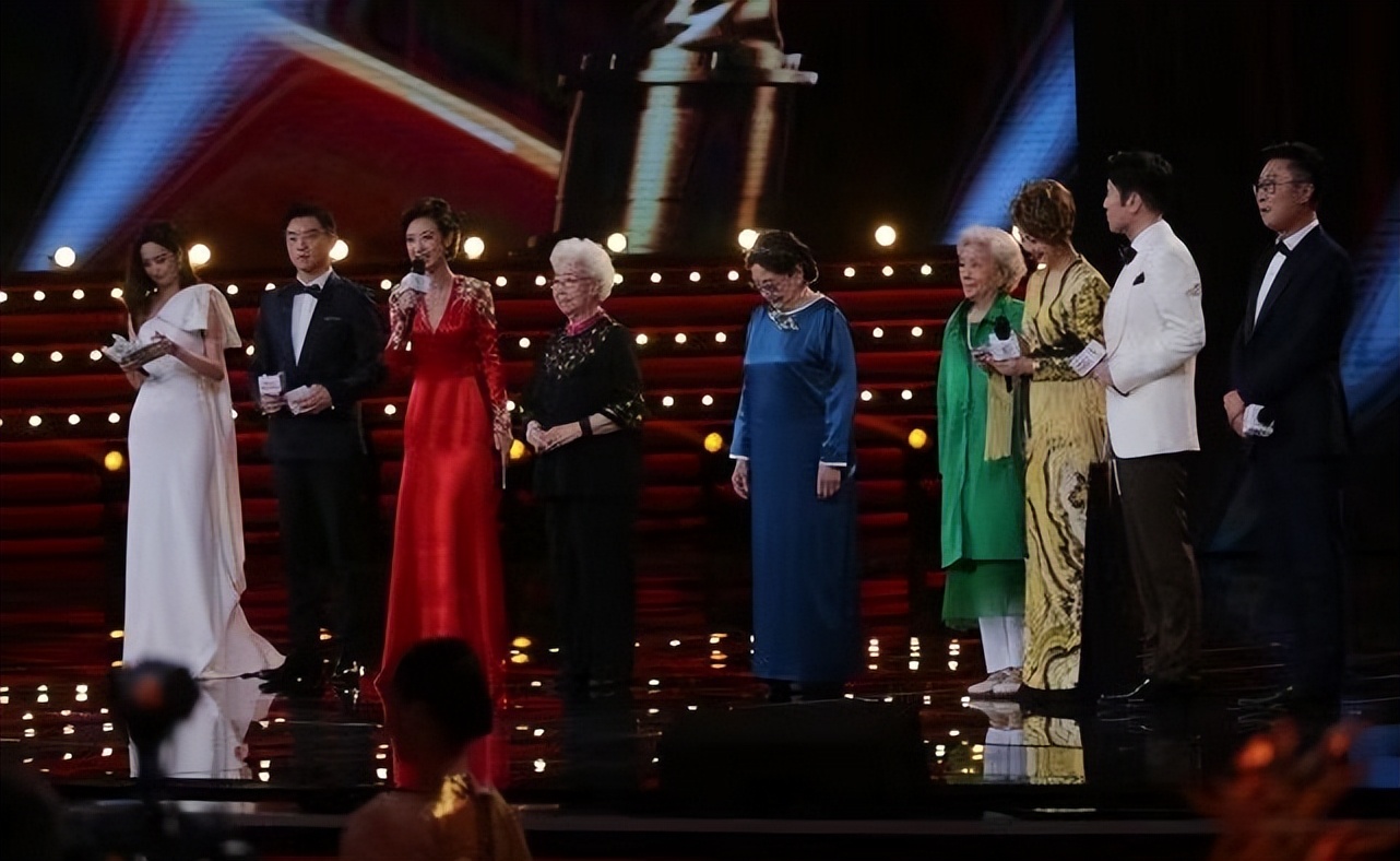 87岁王晓棠宝刀未老，穿真丝裙高贵典雅，自然老去的样子太美好