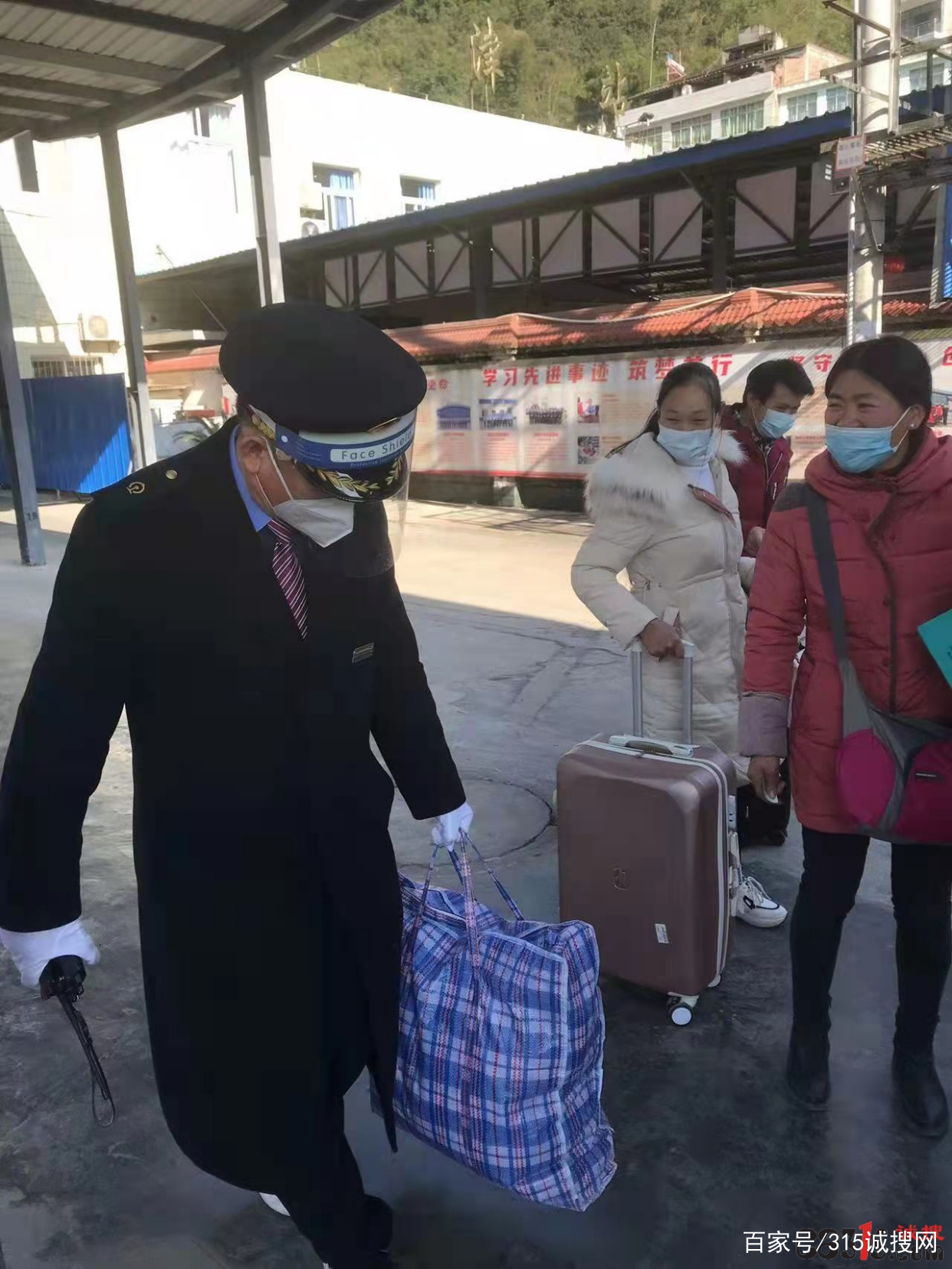春运中的盐津站：两小时把“无名”旅客安全送到家