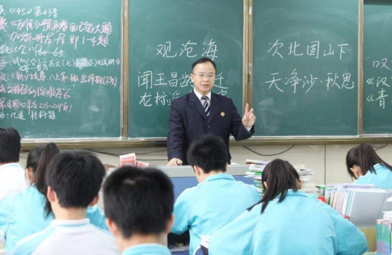 同是教师岗位，小学教师和高中教师差距有多大？工资只是其中之一