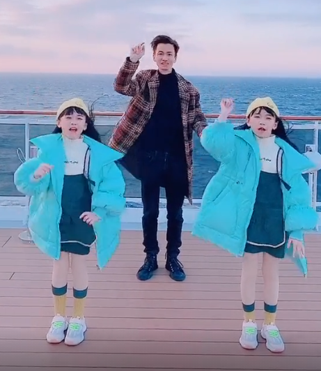 全网最默契姐妹花：“复制粘贴”双胞胎，自学跳舞圈粉1600万