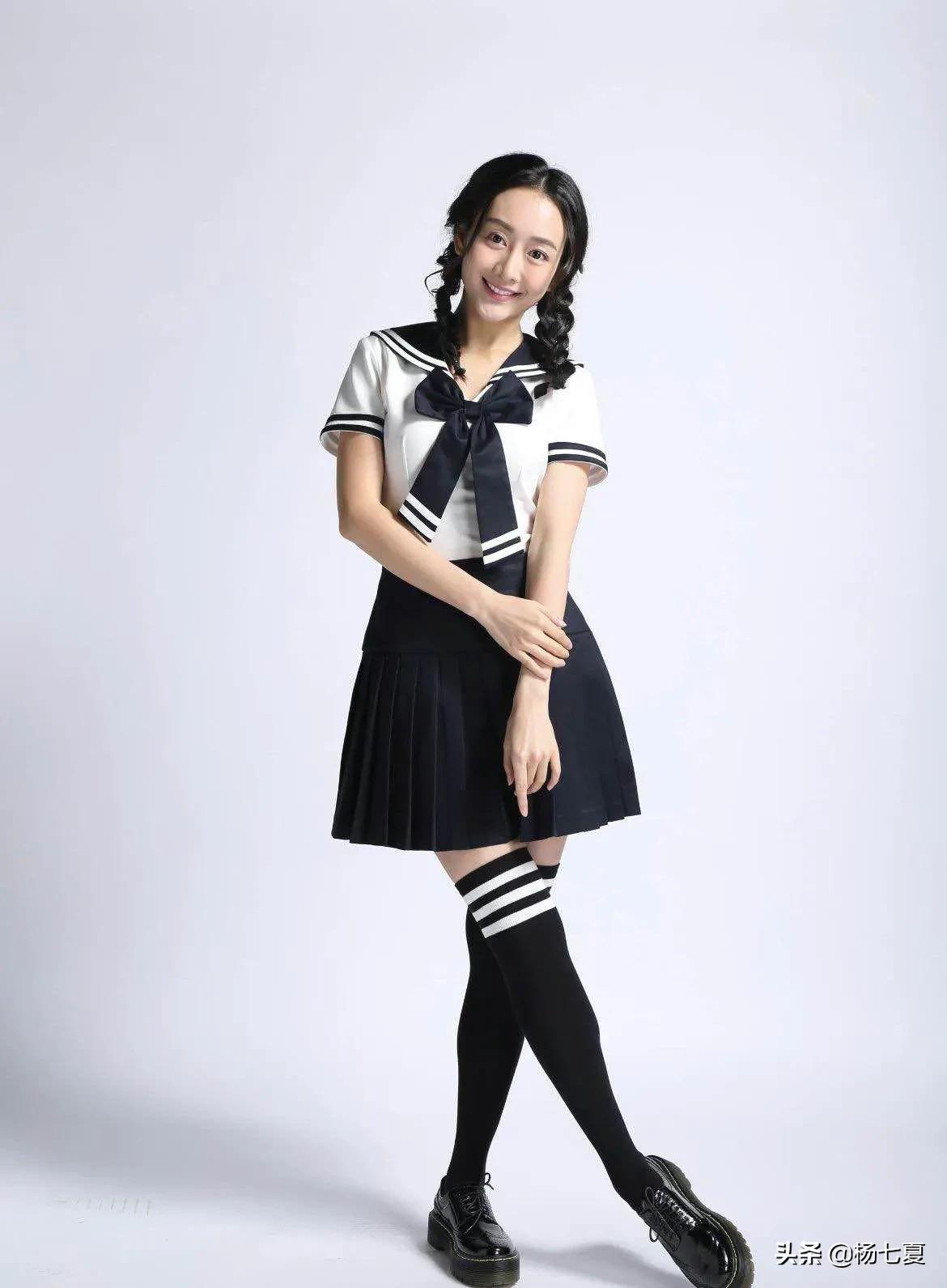 王鸥穿JK制服美成“初恋”，显瘦显高，腿又细又长