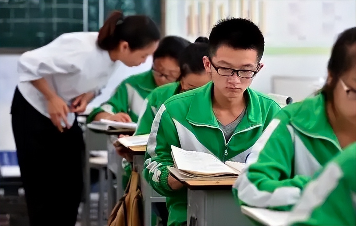 2022年高考，学生考多少分才能上211大学？班主任给出参考标准