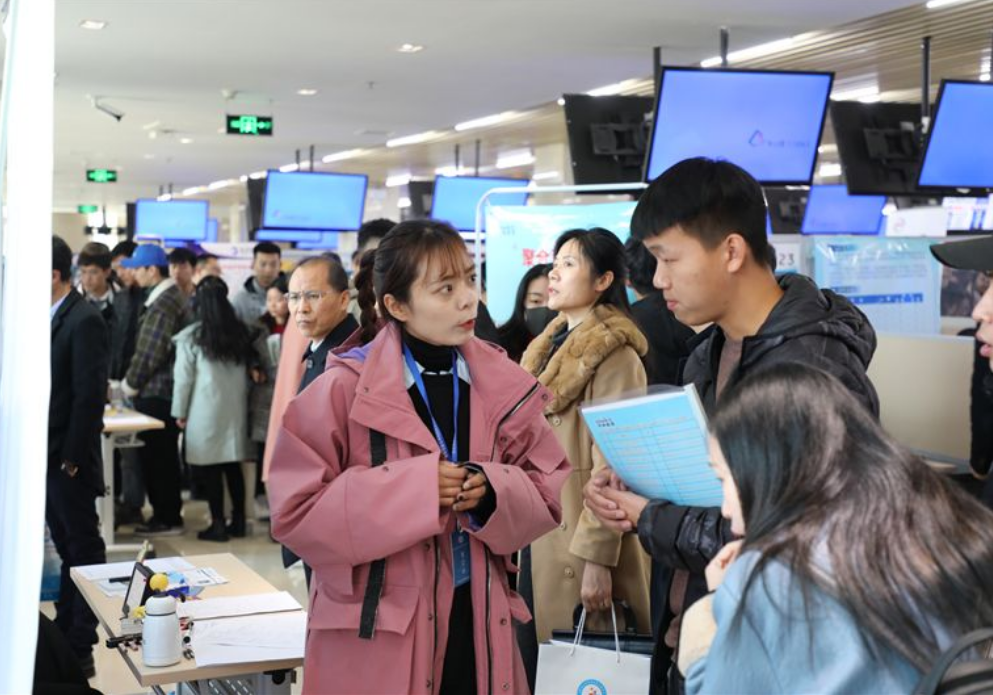 想要进入国企工作,需要自身的能力过硬