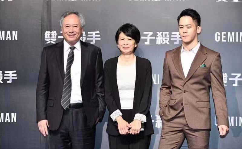 李安一家罕见合体，三人共用一张脸，老婆穿得也很man