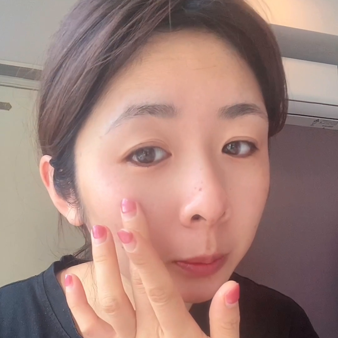 早安起床,今天太阳很好，先护个肤。这什么不带防晒隔离也得带。太阳太毒太辣了