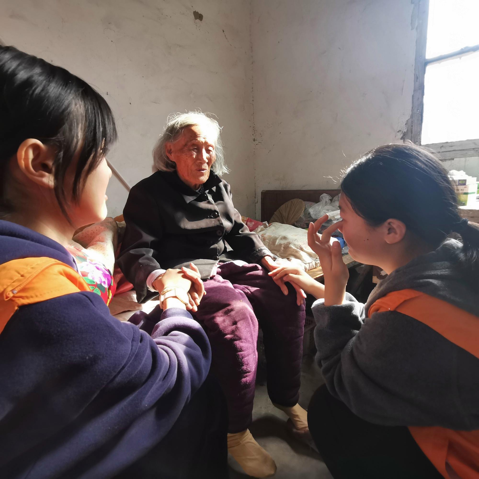 青岛老人死在沙滩上(青岛老人死在沙滩上，遗书刺痛无数人拜托了，放过他们吧)