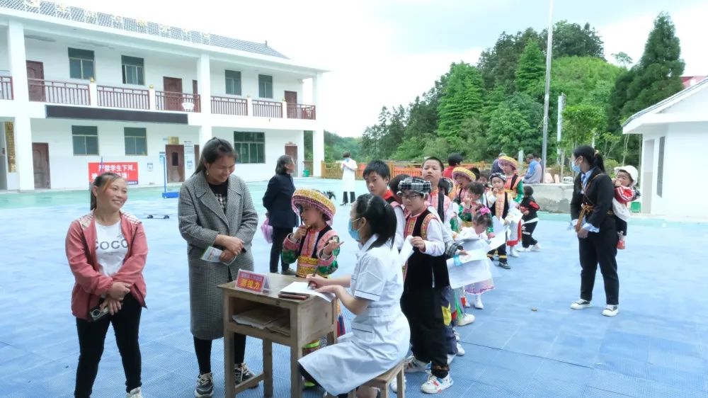 守护山区儿童健康——隆回人民医院赴草原学校开展儿童节义诊活动