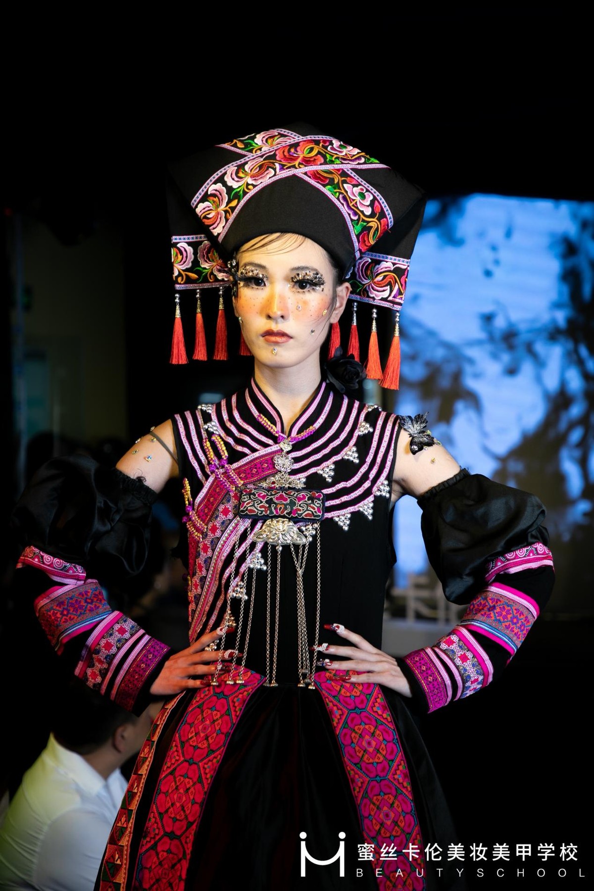 蜜丝卡伦美妆美甲学校启幕大秀，致敬色彩，戏出云南