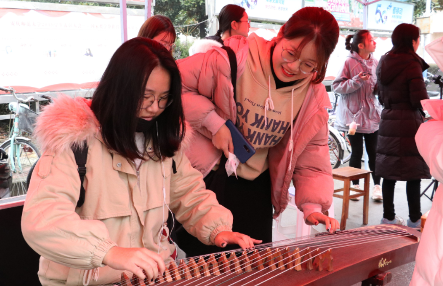 西安某高校封校后，女大学生在宿舍自制麻将玩，网友：幺鸡在C位