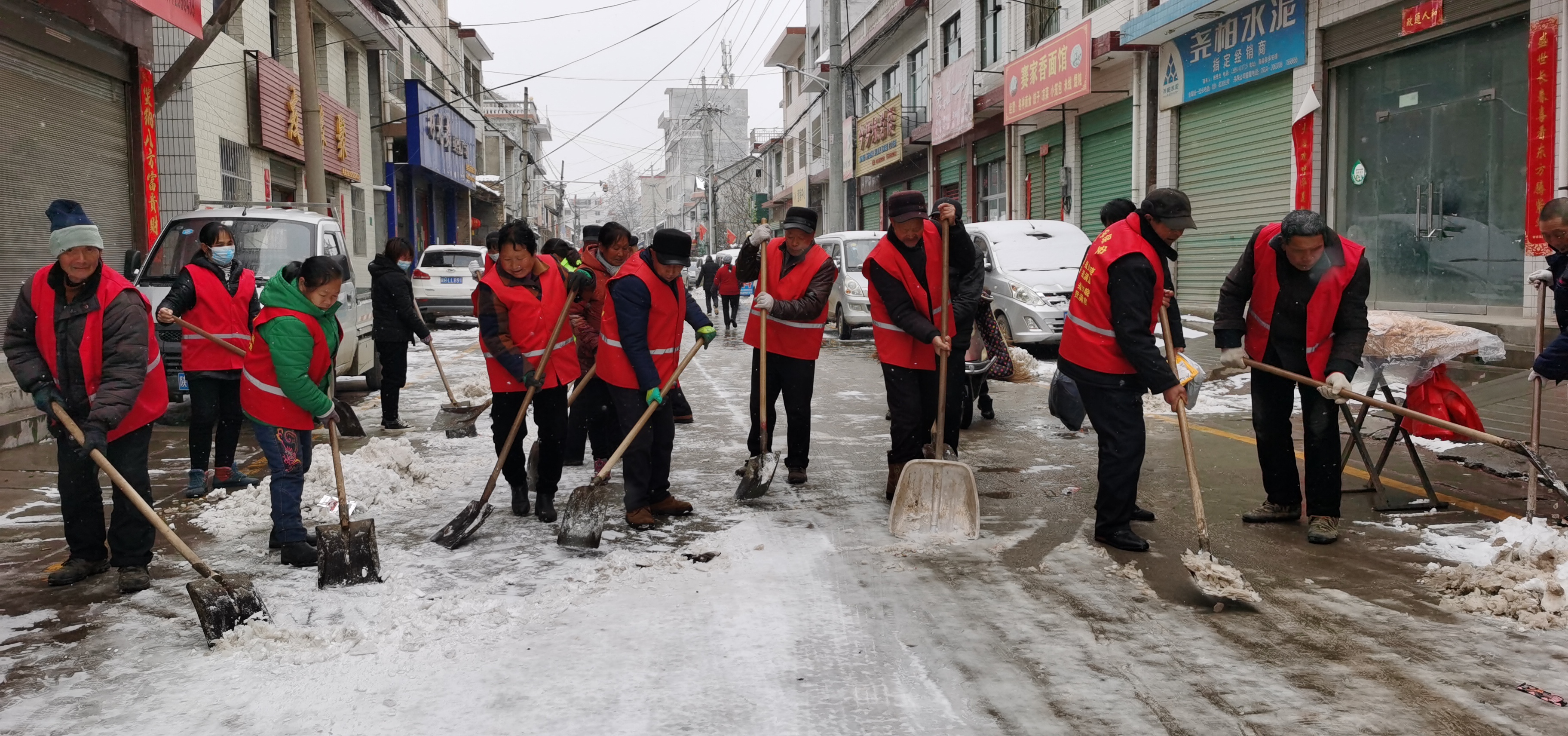 洛南县保安镇迅速行动清理积雪防滑倒