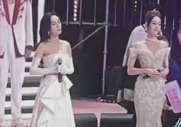 杨幂穿抹胸长裙亮相，露精致曲线蚂蚁腰，与小6岁热巴站着如姐妹