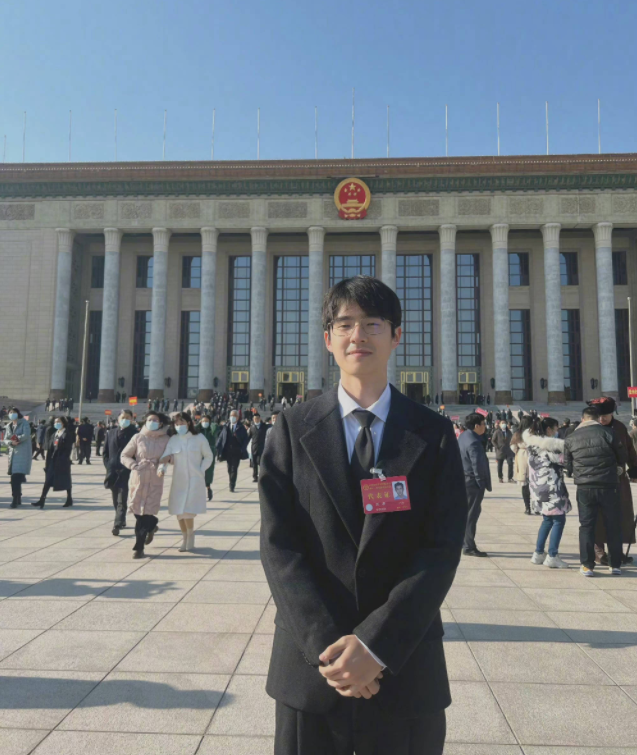 刘昊然考取事业编，关晓彤端起“铁饭碗”，宇宙的尽头是体制内？