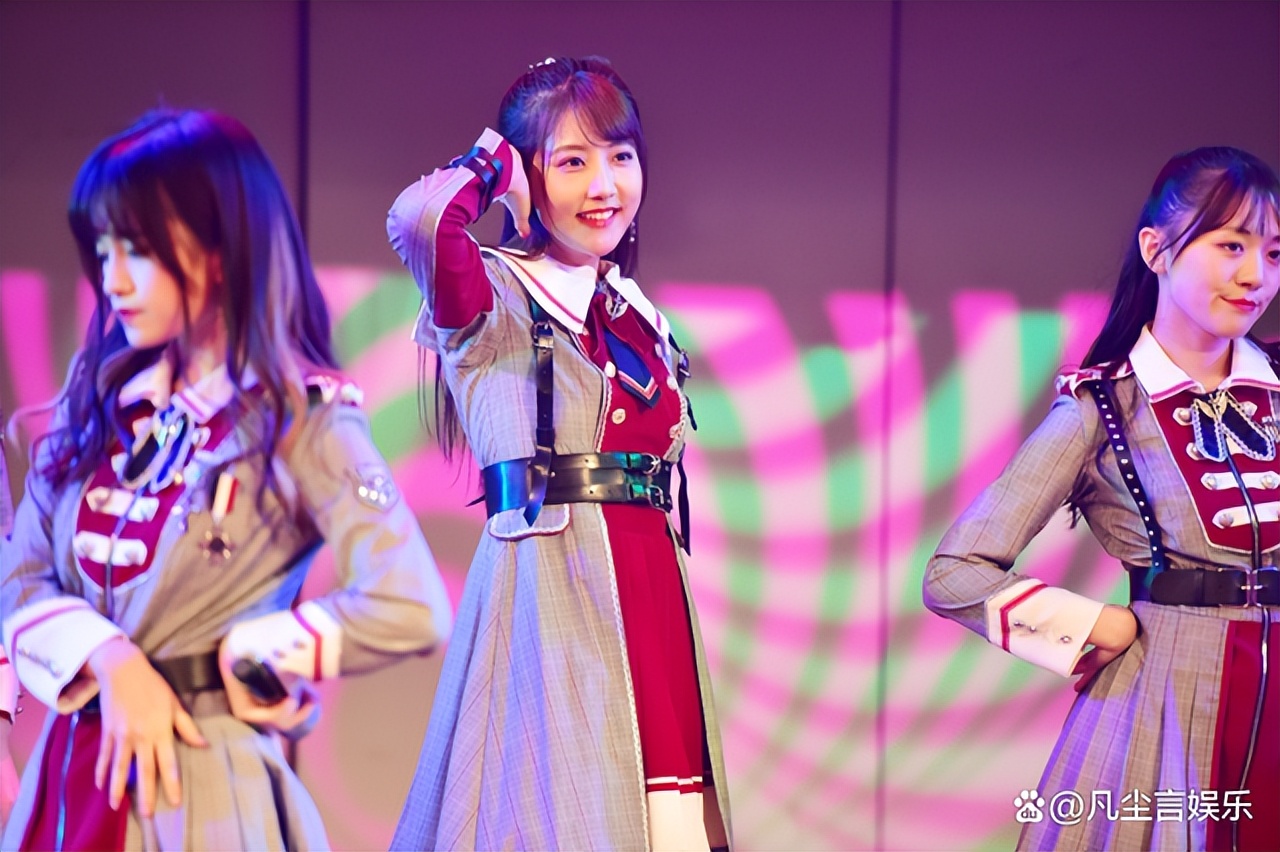 李艺彤清新甜蜜，灵动又亲切，明艳不可方物，尽显少女活力