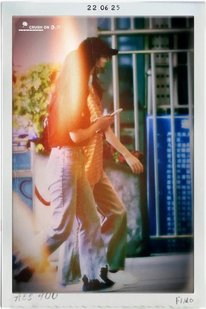 迪丽热巴近日机场私服，简单舒服就很好看。 ​​​