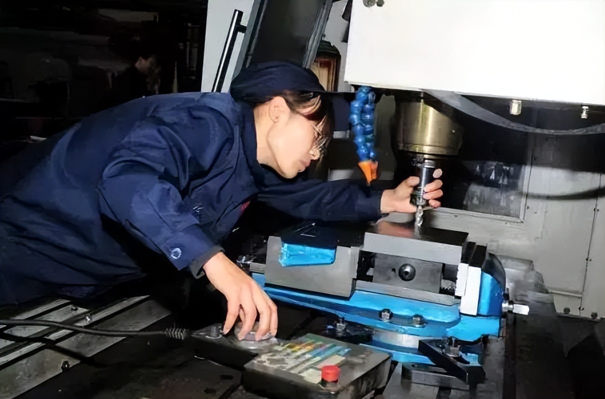 大学生出现白菜化现象，2200万岗位空缺无人填补，失衡原因是工资