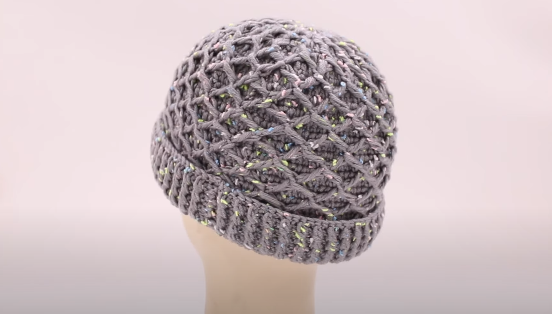 买帽子(冬天的帽子不需要买,自己钩的帽子保暖又好看,拉菱格女帽教程)