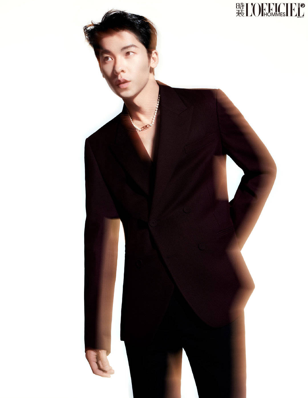 许光汉最新光影大片曝光 仰躺落叶之上立体帅气梦回《想见你》