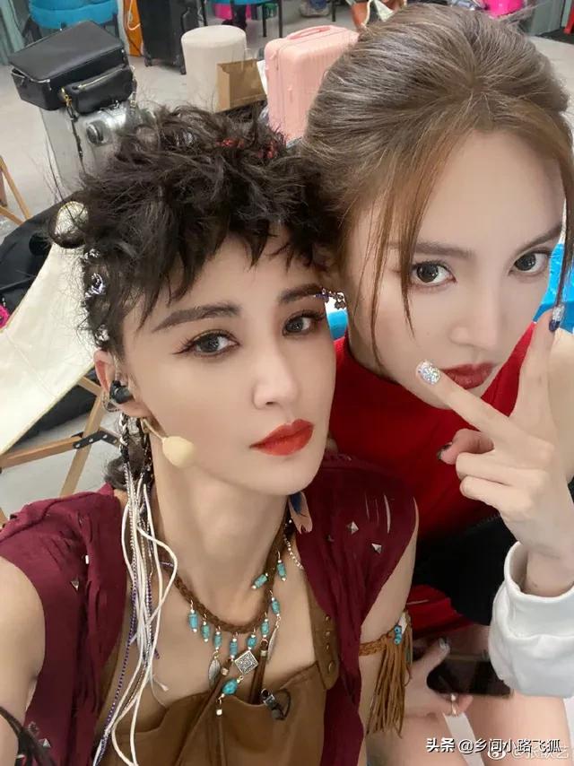 张歆艺金晨晒《乘风破浪》花絮照 隔空“互怼”感情好