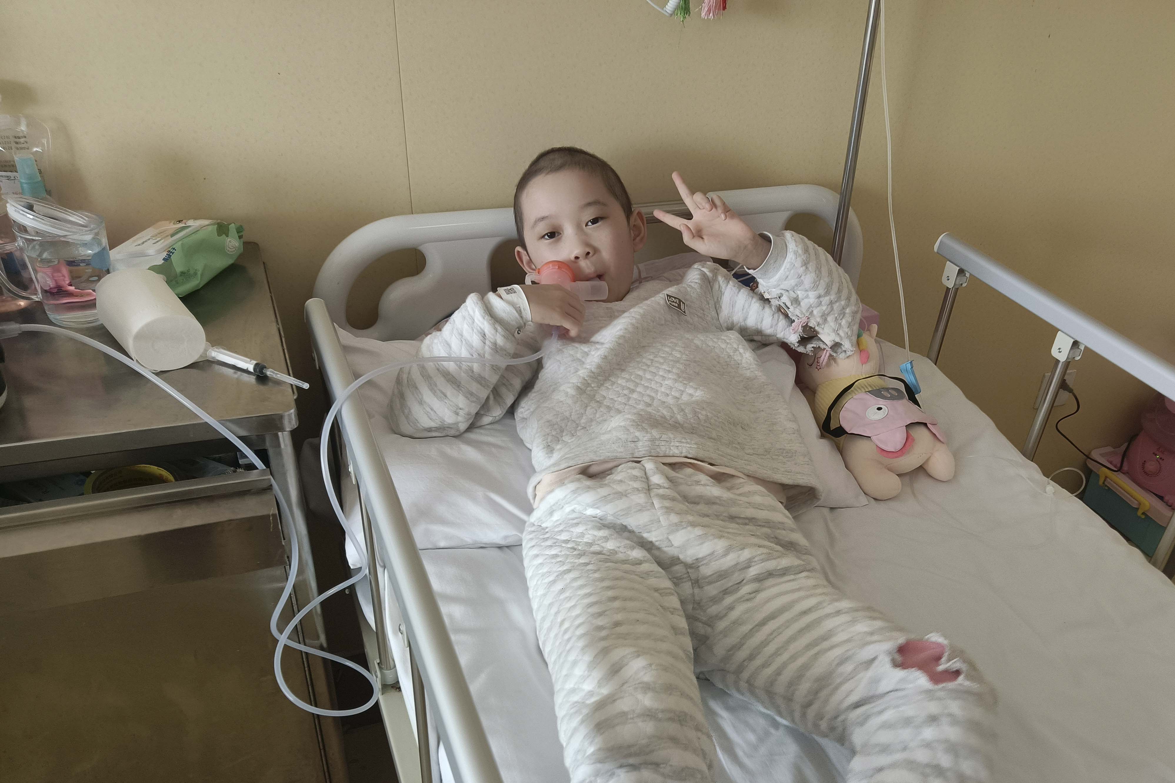 河南9岁女孩患血癌,全身皮肤因出血导致发黑,吃盗版药维持生命