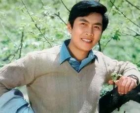 曾经帅到掉渣，如今土里土气胡子邋遢，这7位男星年轻时都是鲜肉