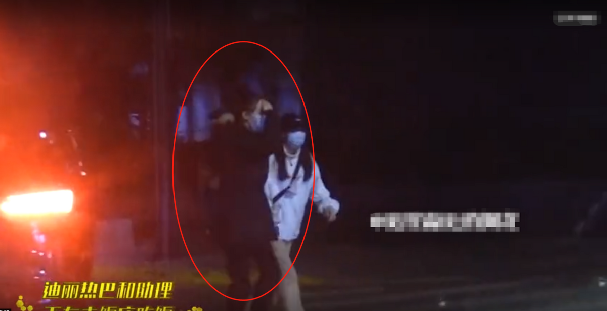 迪丽热巴深夜与助理聚餐!喝豆奶溅一身表情失控,扎丸子头好可爱