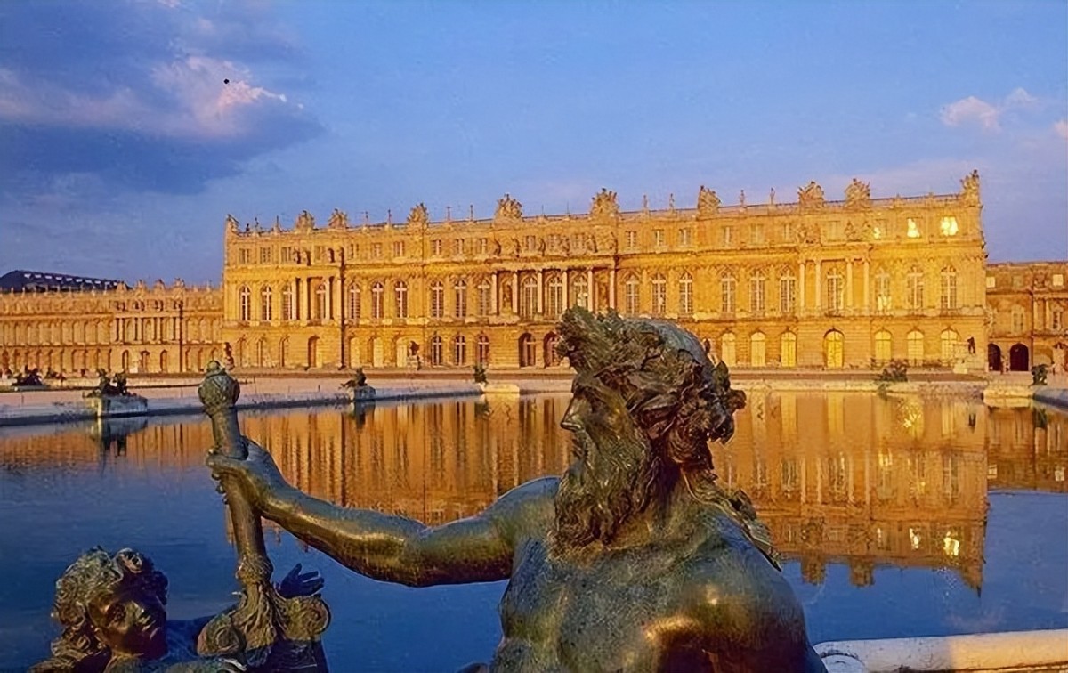 路易十四活了77年只洗过几次澡,其情妇回忆:十米外臭气熏天