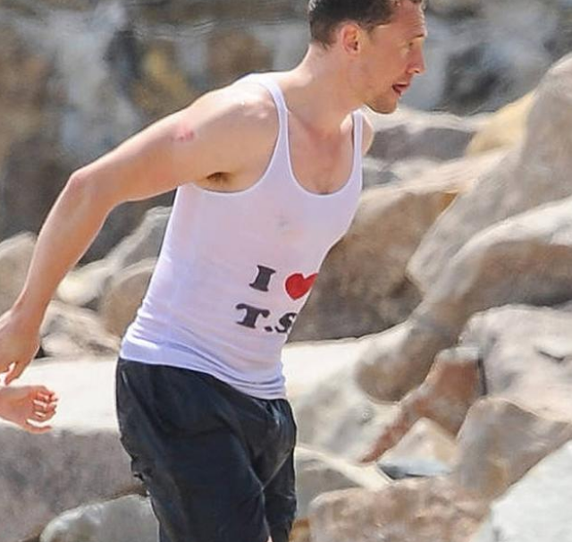 被誉为英国最帅的男人，满足全世界女生幻想，抖森到底凭什么？